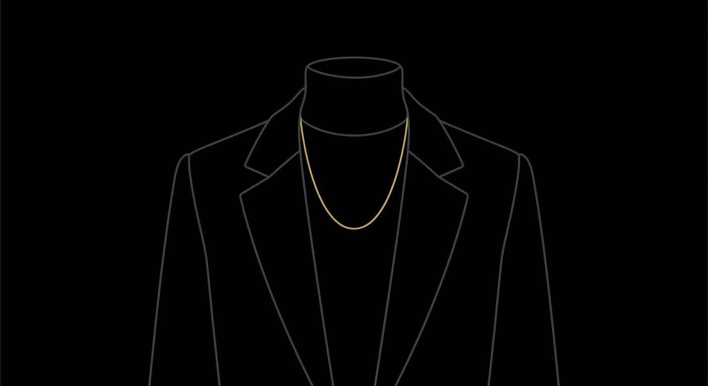 全黑穿搭只留一個金色焦點;層次交給衣服的材質,不交給更多的金